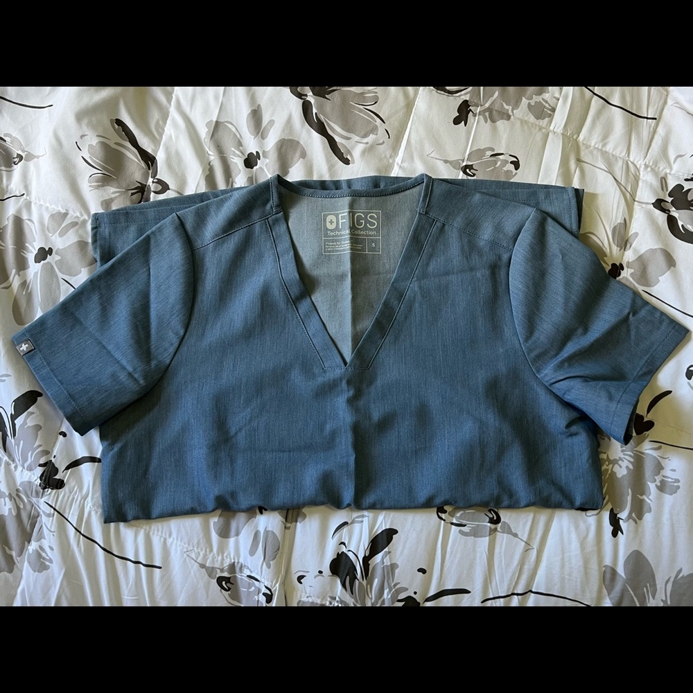 Figs Casma 3 pocket scrub top small 💙